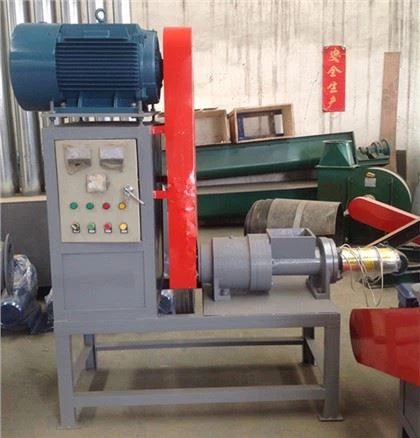 Medienos anglies strypų ekstruderis